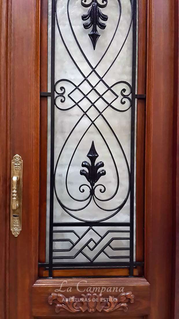 Puerta doble con reja y tallado a mano